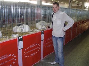 Chovateľ Štefan Stančík pri svojej kolekcii králikov na Európskej výstave. Nitra 2009